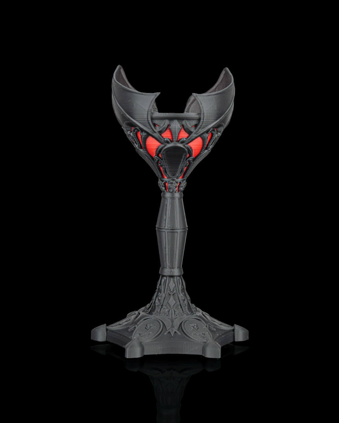 Dark Chalice Candle Holder — con vela encendida