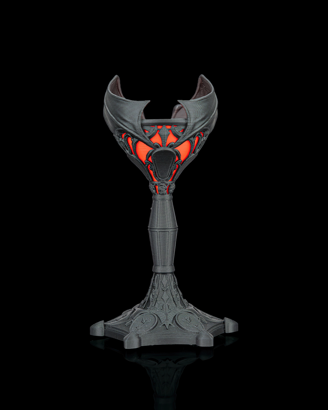 Dark Chalice Candle Holder — composición decorativa