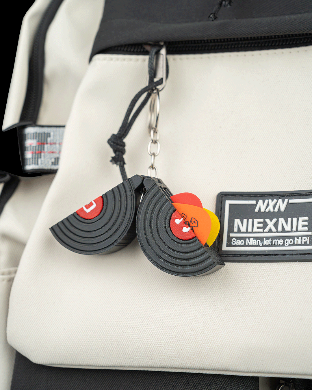 Pocket Vinyl Pick Holder And Keychain — trasera